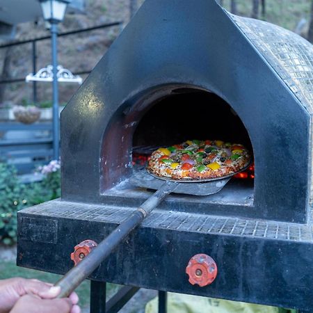 Stayvista At Floradale W Jacuzzi & Wood-Fire Pizza Kasauli Esterno foto