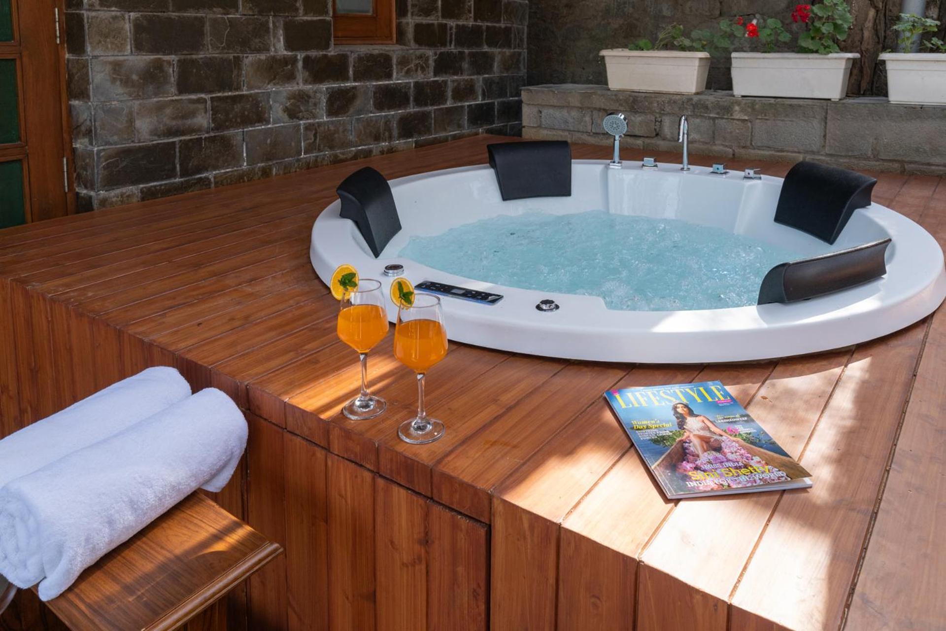 Stayvista At Floradale W Jacuzzi & Wood-Fire Pizza Kasauli Esterno foto