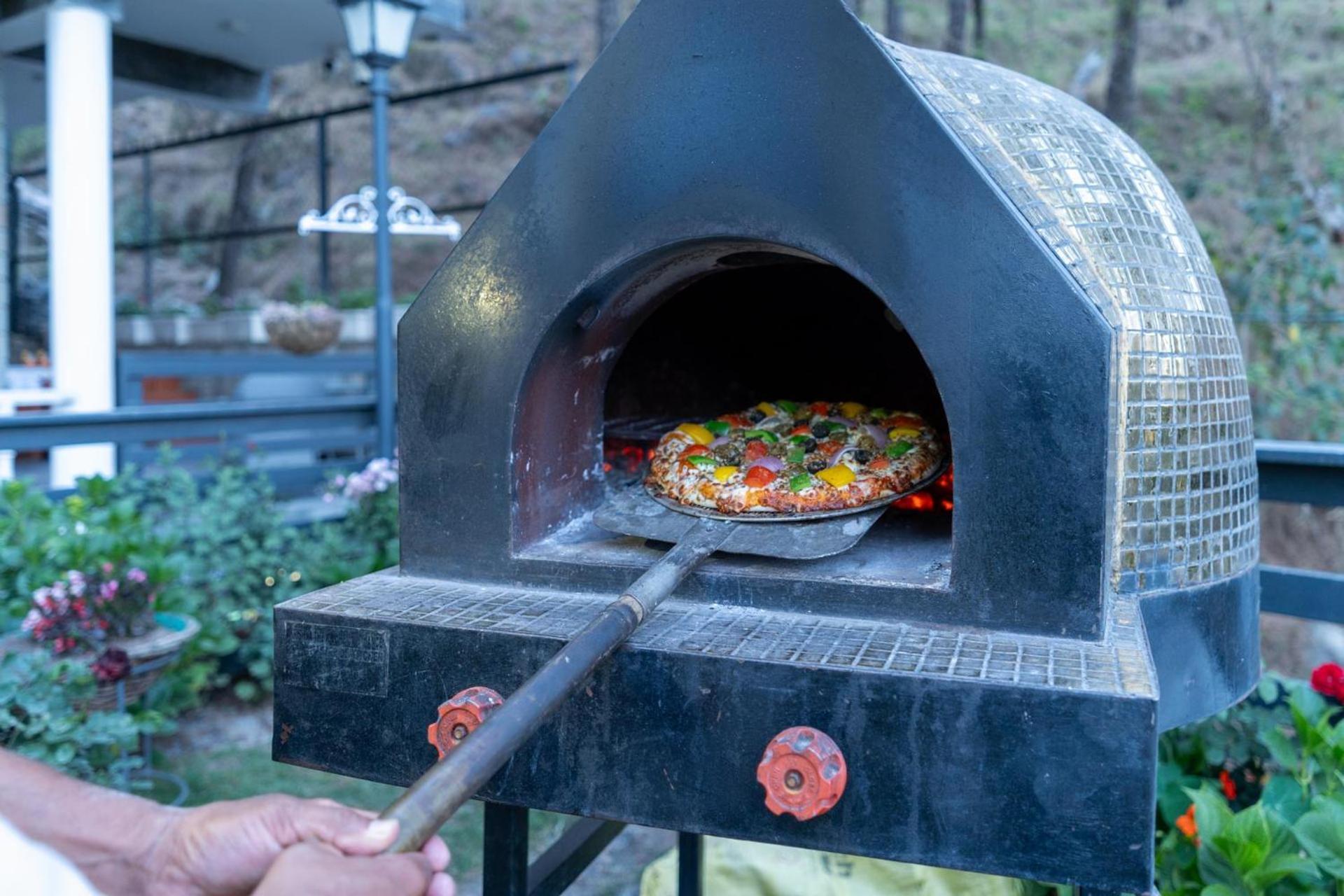 Stayvista At Floradale W Jacuzzi & Wood-Fire Pizza Kasauli Esterno foto