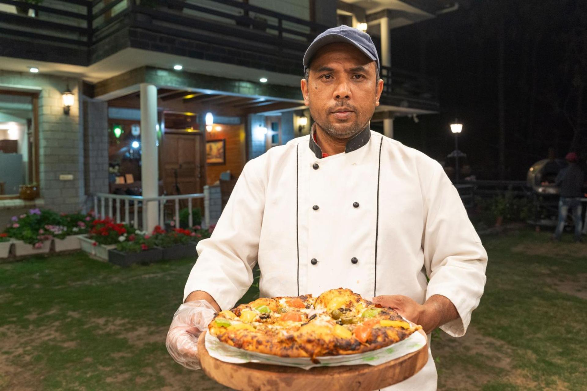 Stayvista At Floradale W Jacuzzi & Wood-Fire Pizza Kasauli Esterno foto