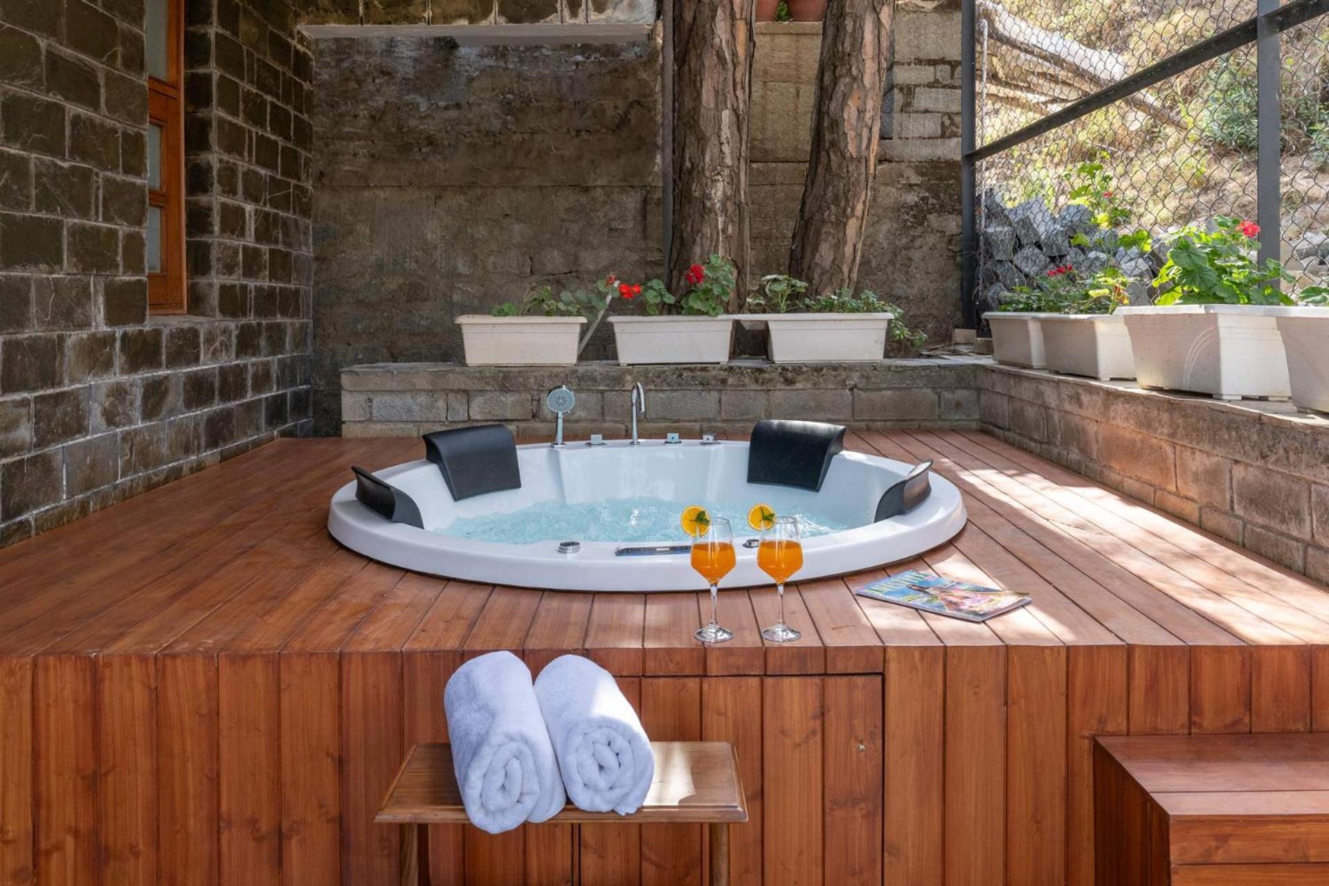 Stayvista At Floradale W Jacuzzi & Wood-Fire Pizza Kasauli Esterno foto